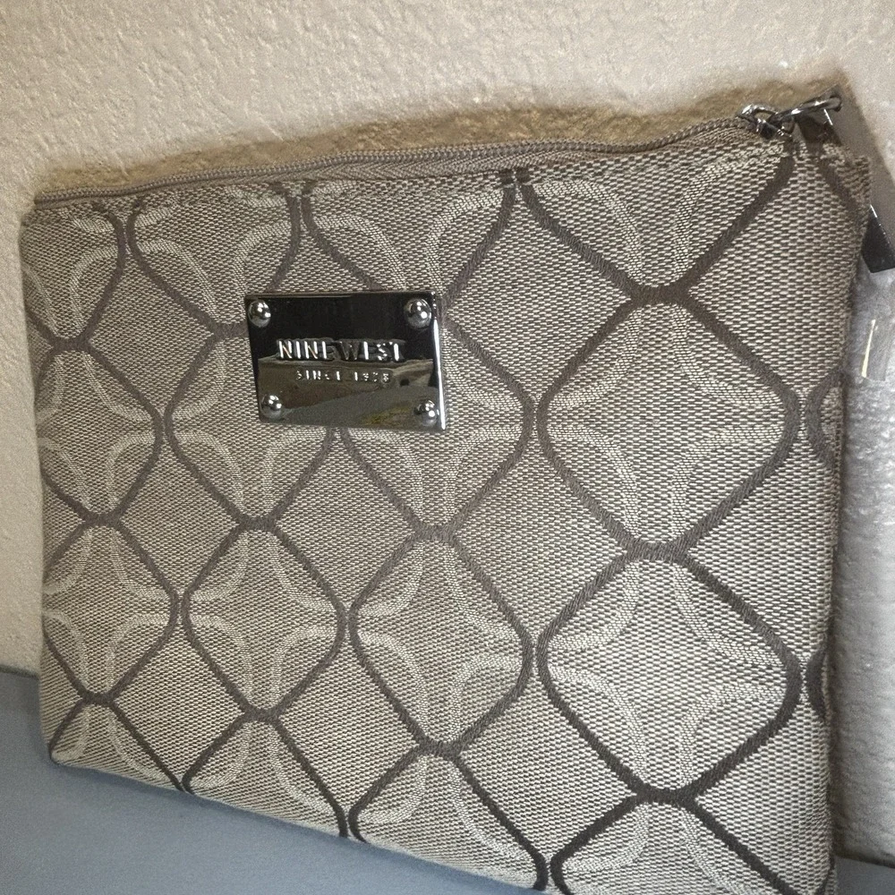 Nine West Beige Tan Geometric Pattern Cosmetic Toiletries Bag Zip Silver Clean